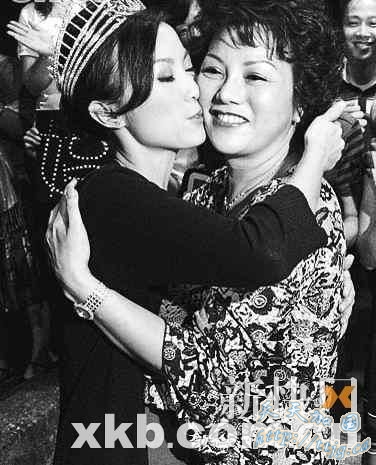 刘倩婷轻吻妈妈。