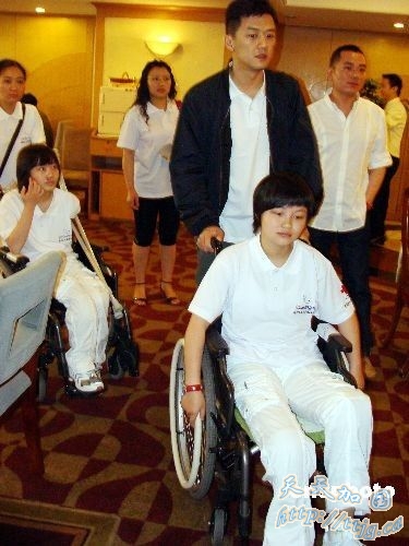 王菲李亚鹏带医疗队救助兔唇患者。