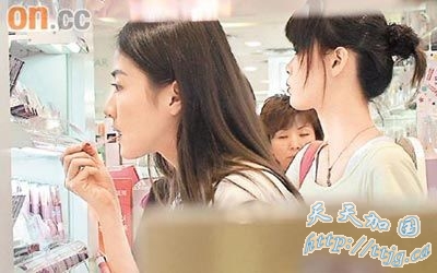 抽空到化妆品连锁店扫货。