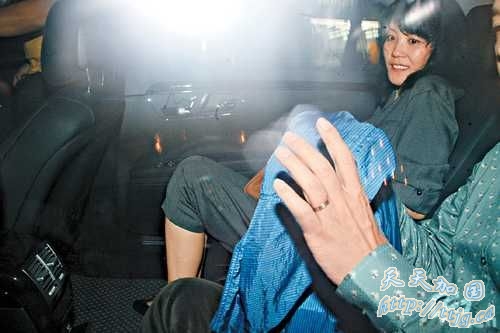 王菲近日与专程由北京到香港,有指是为小女李嫣办理居港权事宜。
