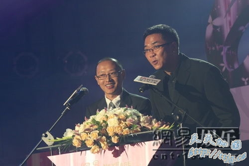 著名导演关锦鹏(右)与网易副总裁为林志玲颁奖。