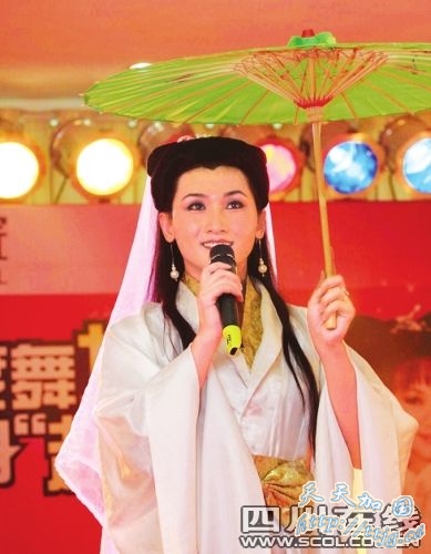 反串艺人张磊模仿“白娘子”,几可乱真。