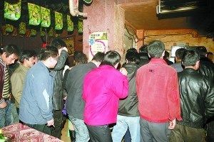 兰州突击检查娱乐场所忘情男女毫不理会(组图)