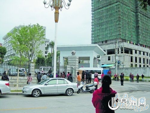 ����ְУУ��ǿ�����޶�����Ů��������(ͼ)