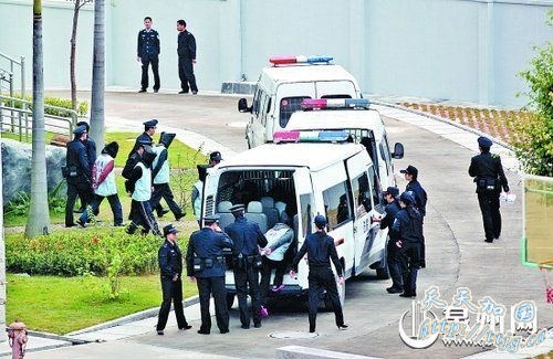 ����ְУУ��ǿ�����޶�����Ů��������(ͼ)