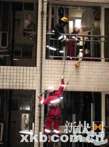 天降奇兵救失常裸女(组图)