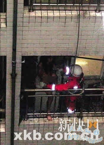 天降奇兵救失常裸女(组图)