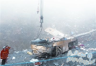 凌晨四时 卧铺车坠下长阳山崖(组图)