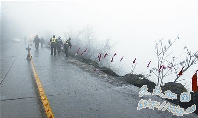 凌晨四时 卧铺车坠下长阳山崖(组图)