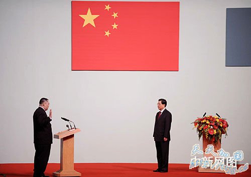 崔世安率澳门新一届政府宣誓就职 胡锦涛祝贺