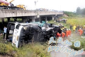 “四平最美女护士”弯腰四五十分钟抱着氧气包和车底伤者“保持通话”(组图)