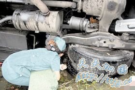 “四平最美女护士”弯腰四五十分钟抱着氧气包和车底伤者“保持通话”(组图)