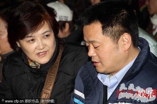 李宇春现场为妈妈庆生,图为李宇春父母。