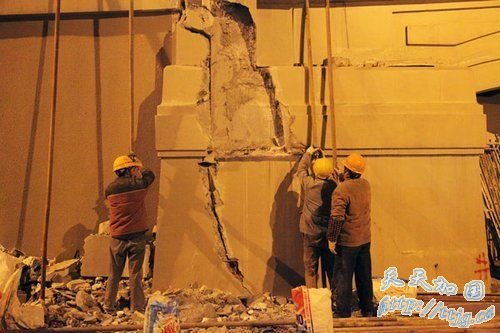 上海苏州河桥梁桥墩开裂 内部垃圾填充物曝光(组图)