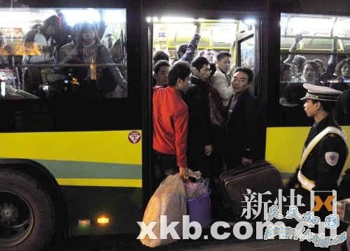 昨晚7时许,岗顶公交车站,一辆公交车已经挤得不能再挤。