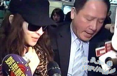 萧亚轩用墨镜遮双眼。