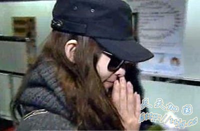 萧亚轩强忍悲伤,赴上海工作。