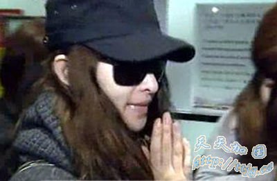 萧亚轩憔悴赴上海开工。