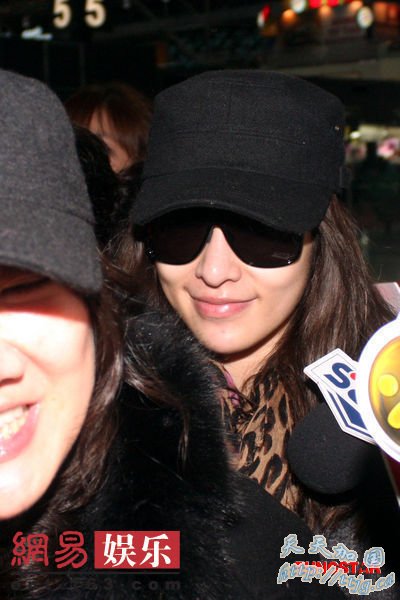 萧亚轩用墨镜遮双眼。