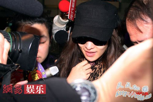 萧亚轩用墨镜遮双眼。