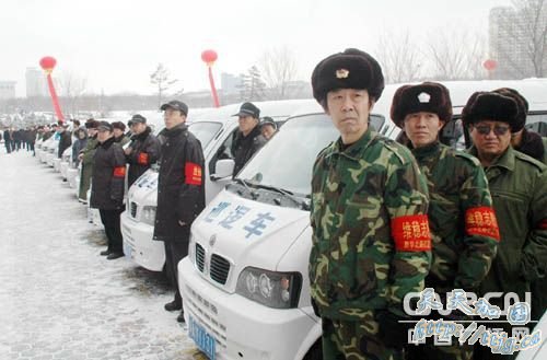 555辆巡逻车开进乌鲁木齐社区(组图)