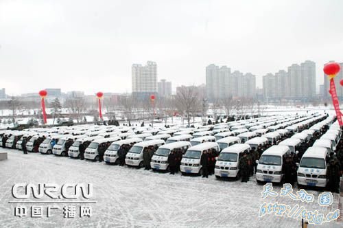 555辆巡逻车开进乌鲁木齐社区(组图)