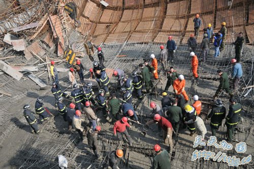 事故救援现场,数名工人仍被埋在混凝土下,生死不明。
