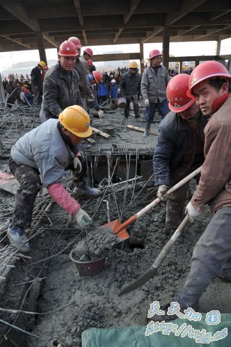 事故现场救援人员全力施救