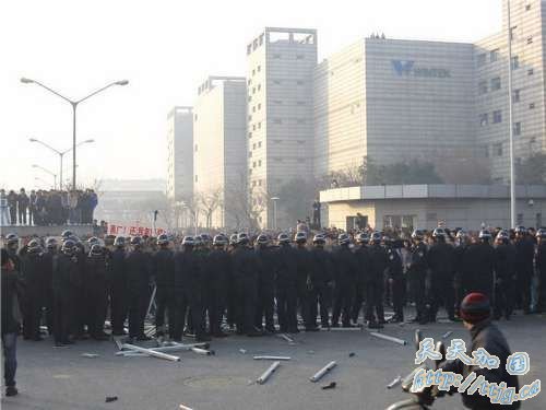 λ�����ݹ�ҵ԰����̨����ҵ�������й����Ƽ����޹�˾�������Ƽ���15�ձ���2000����Ա����չ���Ա�����鹫˾����Į��Ա��Ȩ�沢ȡ�����ս��𡣷�ŭ��Ա���һ��˹�˾�Ĵ�����Ʒ�������������������췢�����ҳ�ͻ��֮����10����Ա�����������߽��ܵ��顣