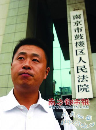 �о�����������һ�����Ƶ�վ�ڷ�Ժ�ſ�