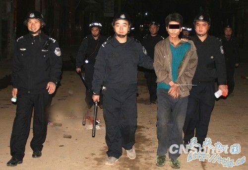 广西贺州警方缉拿以土炮聚众斗殴案犯(图)