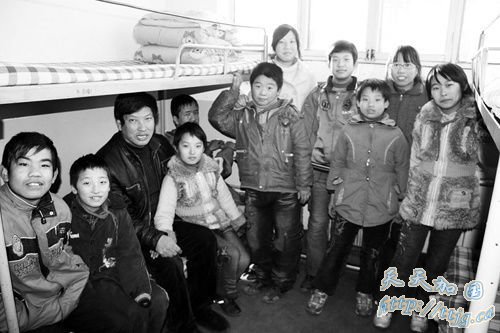 男子借钱创办福利院收养38名孩子(图)