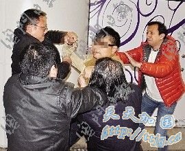 革职警员硬闯司警局 自淋汽油欲纵火自焚(组图)