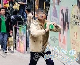 革职警员硬闯司警局 自淋汽油欲纵火自焚(组图)