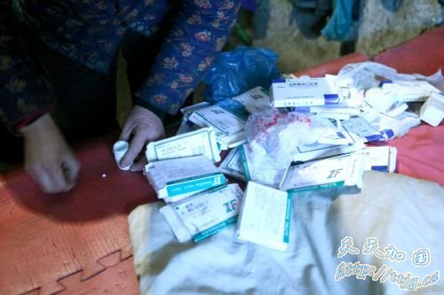 �߶�Ů����̯��ѧ����ǹ�Ź���ų�����