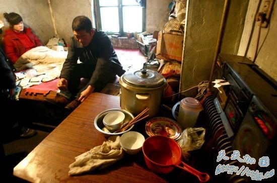 �߶�Ů����̯��ѧ����ǹ�Ź���ų�����