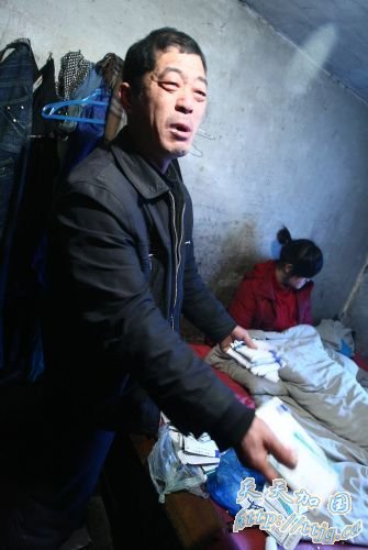 �߶�Ů����̯��ѧ����ǹ�Ź���ų�����