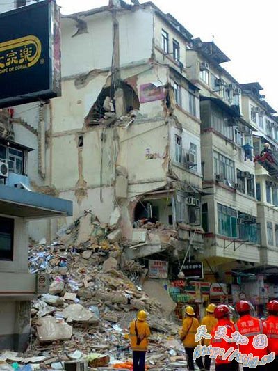 ���5��߾�¥ͻȻȫ������ ���ж��˱���(ͼ)