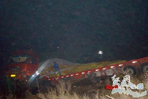 货车装20吨鸡蛋侧翻遭百余村民哄抢(组图)