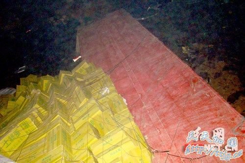 货车装20吨鸡蛋侧翻遭百余村民哄抢(组图)
