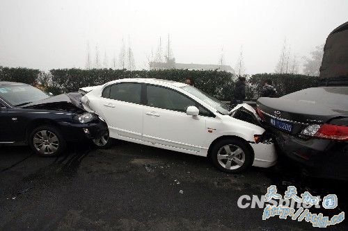 图:四川成乐高速发生20车连环相撞事故