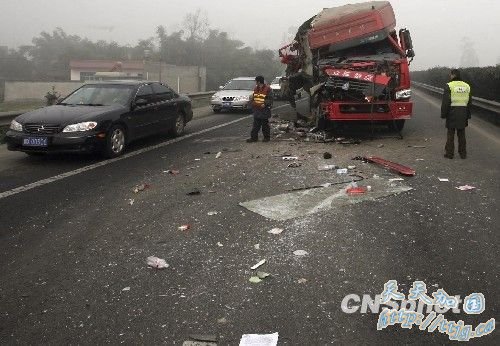 图:四川成乐高速发生20车连环相撞事故