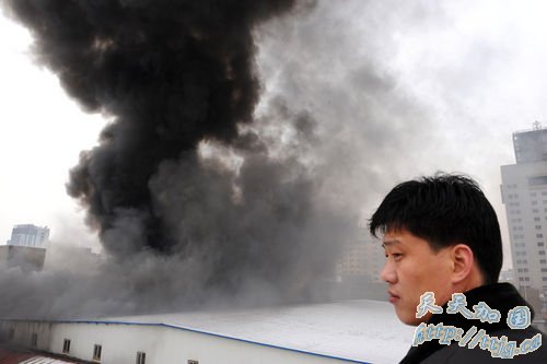 10�ս���ʱ��ʯ��ׯ�������г�������Ʒ�̳�ͻȼ��������̻���֪ʧ����Ϣ��ҴҸϵ��ֳ�����¥�½���������