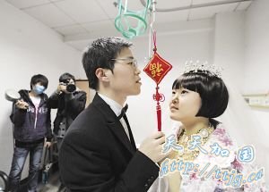 ��Ѫ��Ů������Բ�λ�ɴ��(��ͼ)