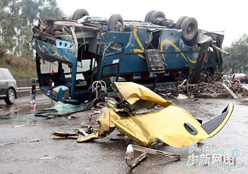 四川岳池客车高速路上侧翻 已致2人死亡20余人伤