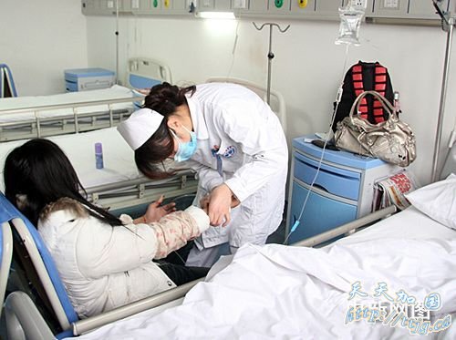 四川岳池客车高速路上侧翻 已致2人死亡20余人伤