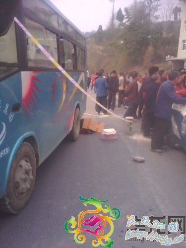 快讯:黔江发生悲惨车祸 女孩被压死现场惨不忍睹(图)