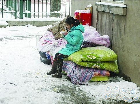 大雪地里女娃露宿街头两天 疑被房东赶出(图)