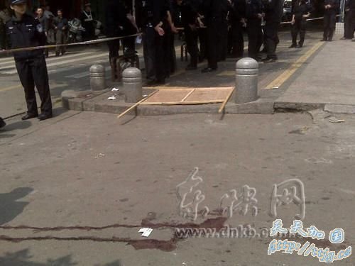 ������ƽ����У�ſڿ�ɱСѧ����8��5��(��ͼ)