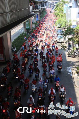 泰国“红衫军”在曼谷进行车队游行(高清组图)